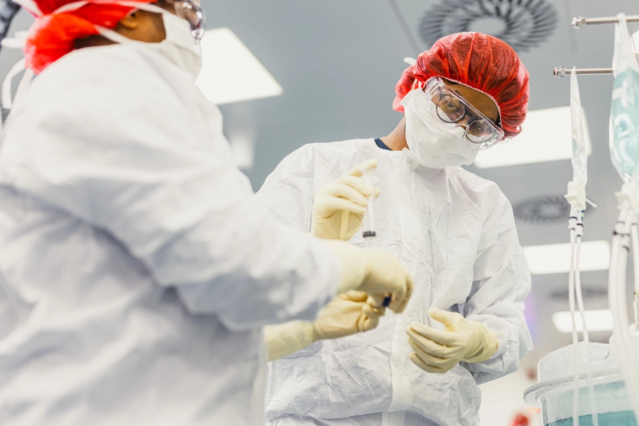 Two experts in a laboratory