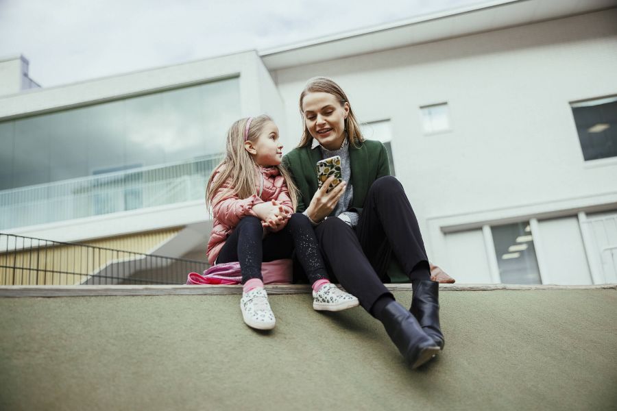 A woman and a child look at a smartphone. - Jussi Hellsten / Helsinki Partners