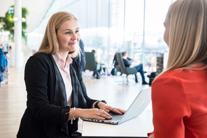 Two girls are sitting at Oodi and have an interview.