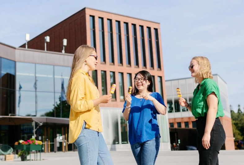 Women enjoying ice cream outside. - Aalto Yliopisto / Petri Anttila Women enjoying ice cream outside. - Aalto Yliopisto / Petri Anttila