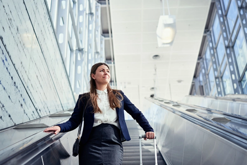 Woman at train station. - Mikko Törmänen / Keksi Agency / Business Finland