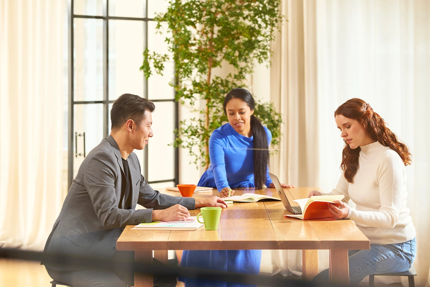 A man and two women sitting at a table - Work in Finland / Iiro Rautiainen A man and two women sitting at a table - Work in Finland / Iiro Rautiainen