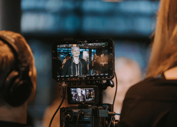People are filming a broadcast. - TE-live People are filming a broadcast. - TE-live