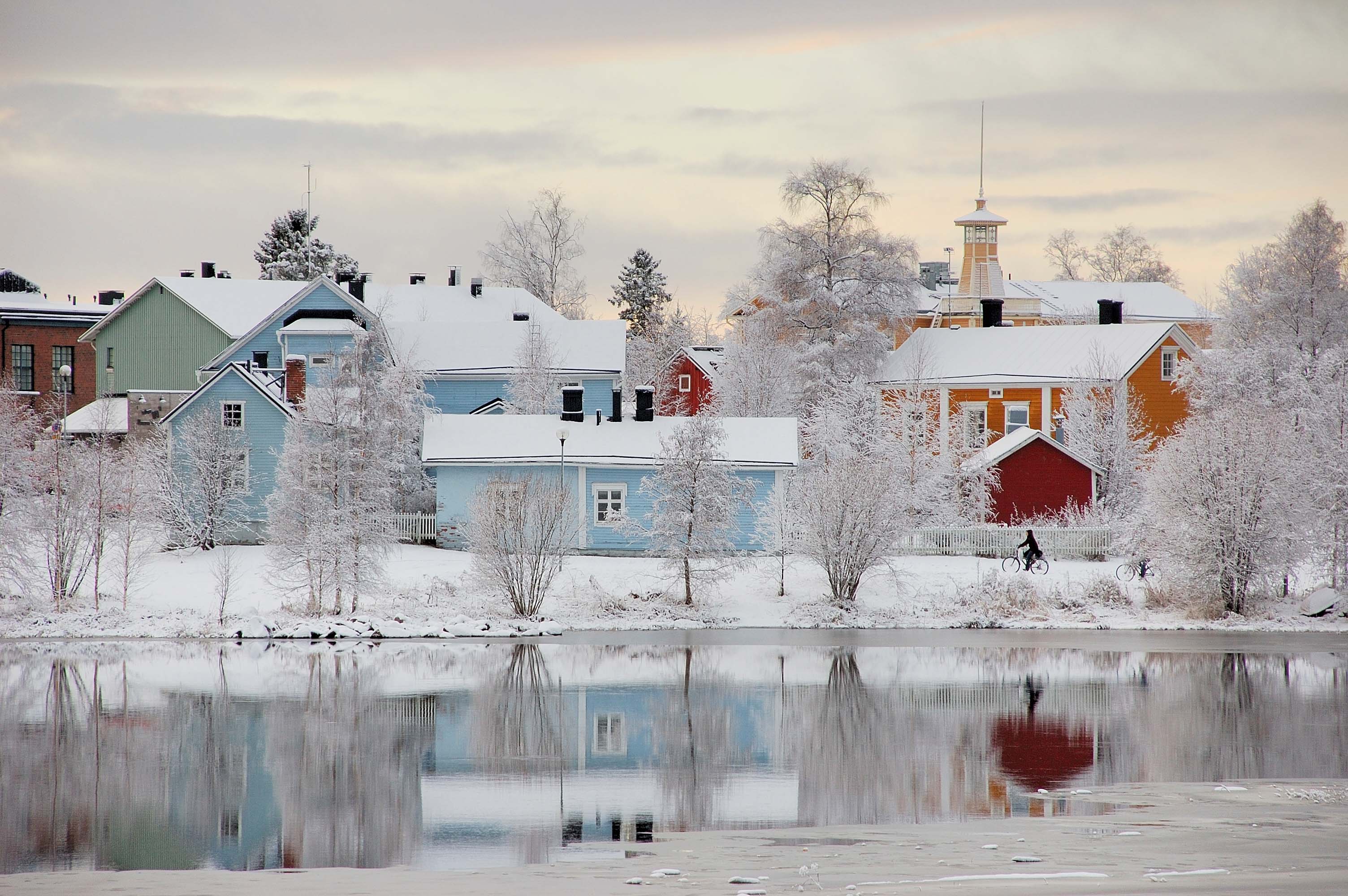 Snow-covered Pikisaari Island in Oulu during winter. - Antje Neumann