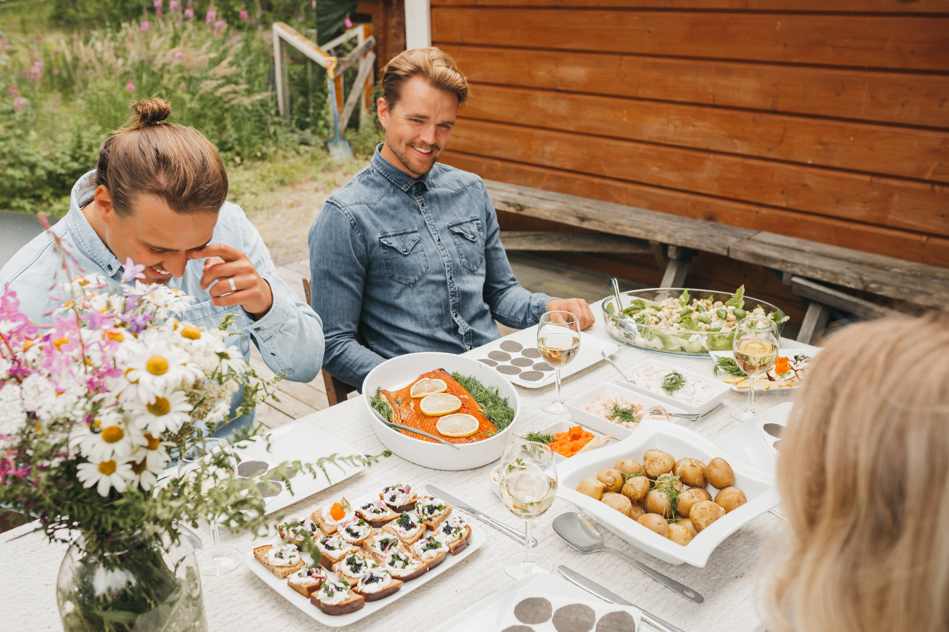 En korg full med färska finska grönsaker