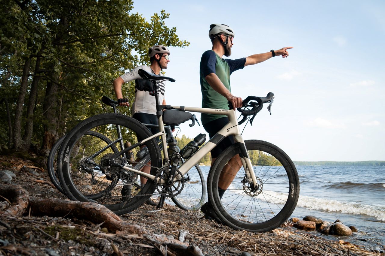 Two cyclists resting by the lakeside after a ride in Lahti. - Visit Lahti