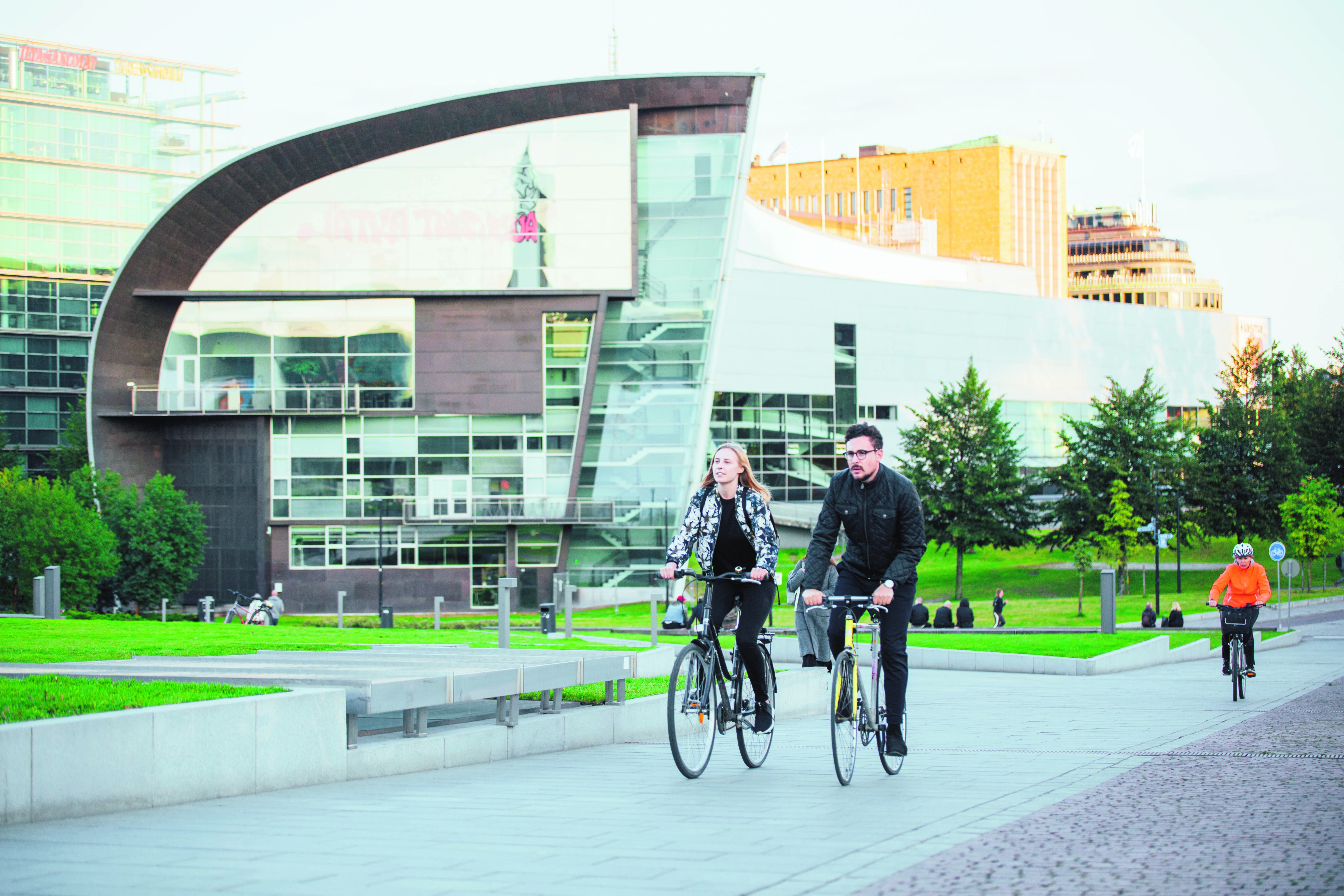 Två personer cyklar runt i stadens omgivningar