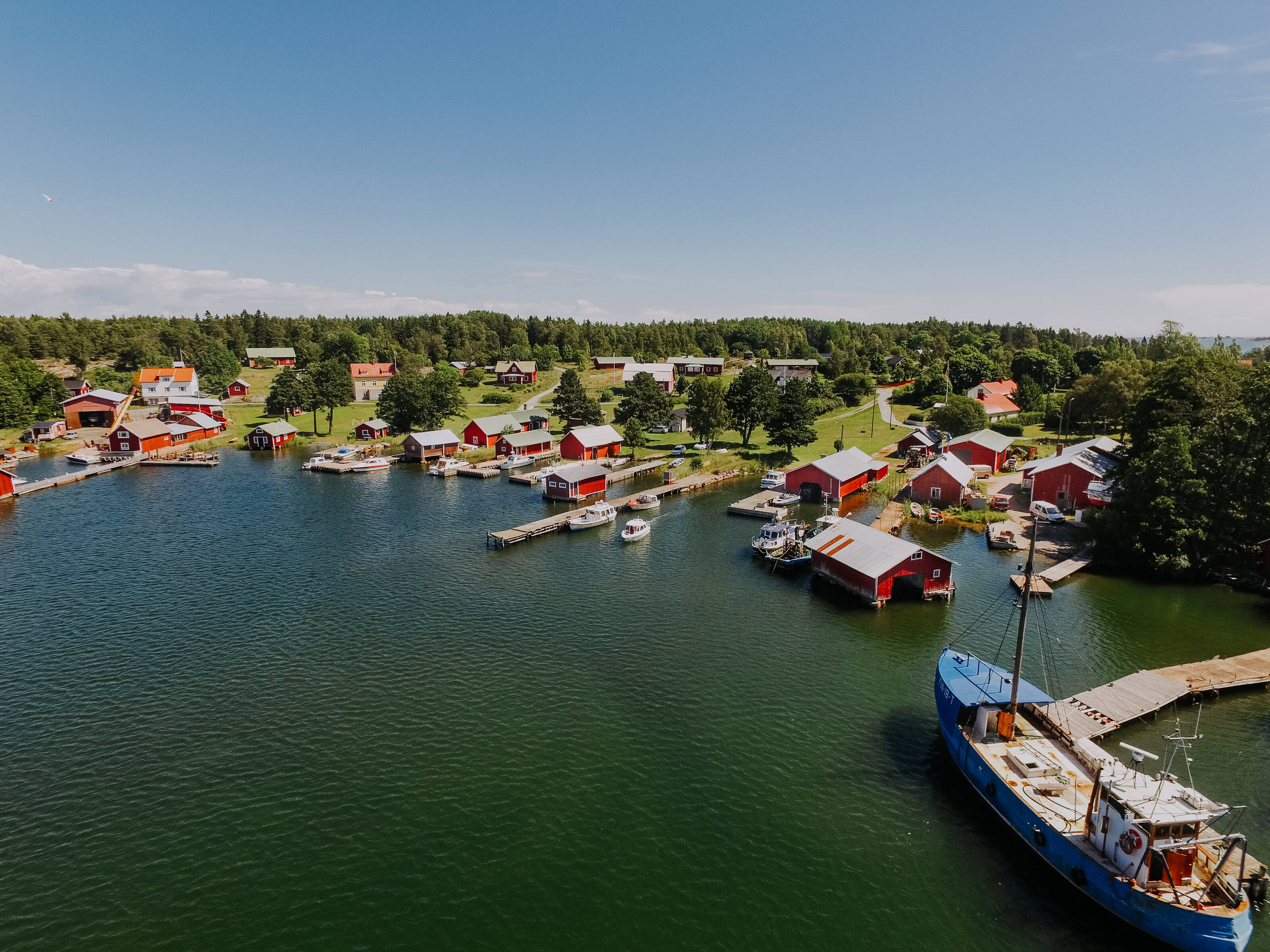 芬兰群岛的木屋村庄鸟瞰图