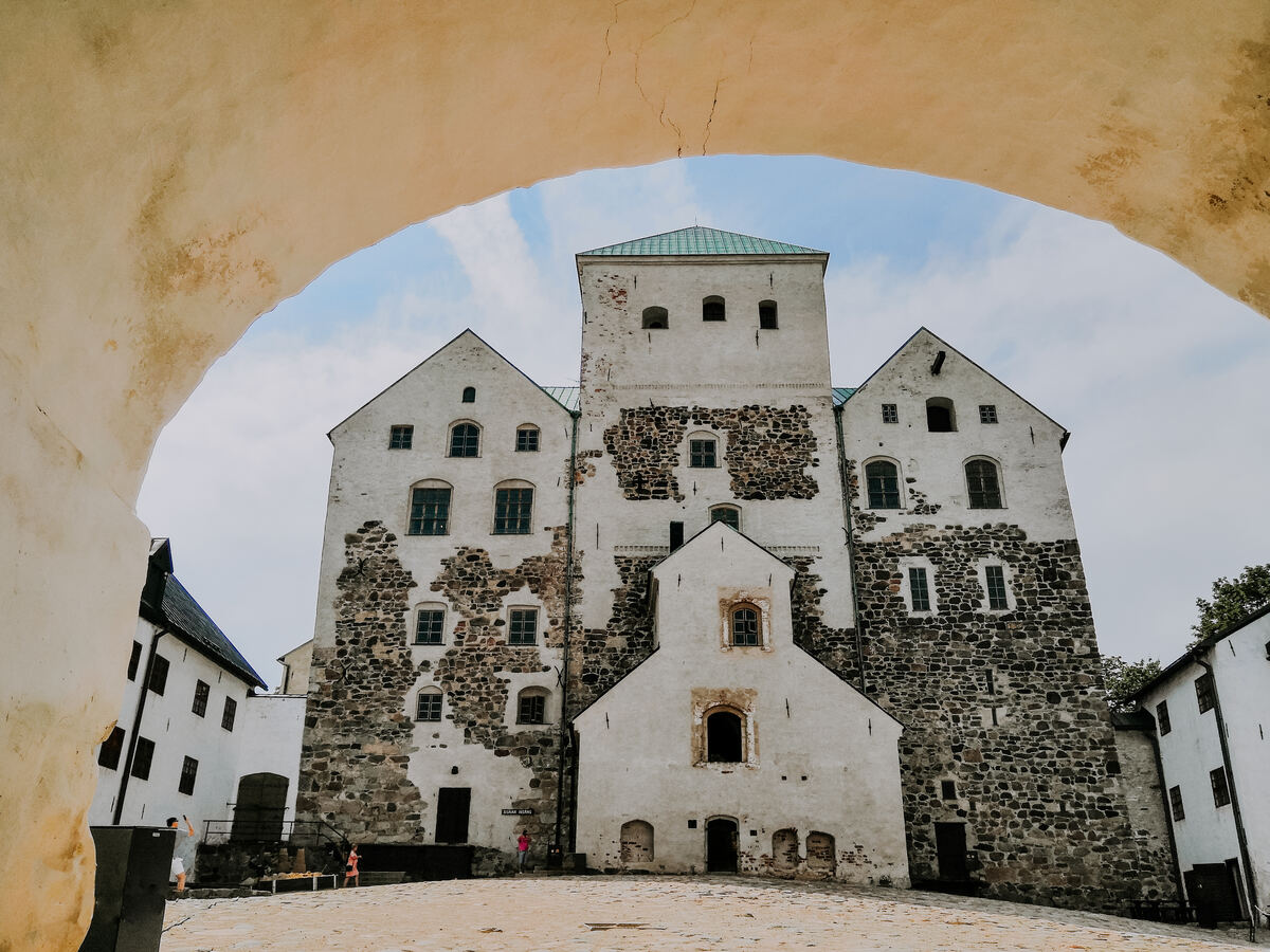 Sunny day at the grand Turku Castle. - Julia Kivelä