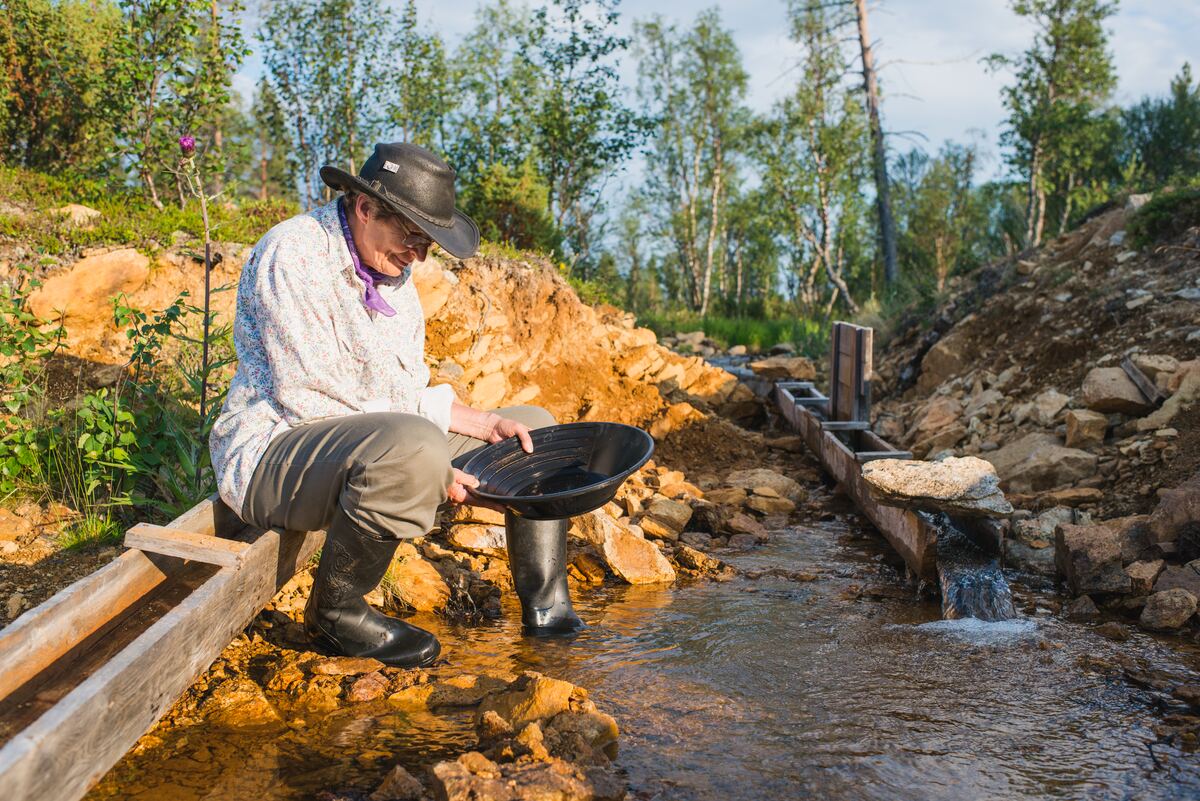 Gold panning in a river in Finnish Lapland. - Juho Kuva