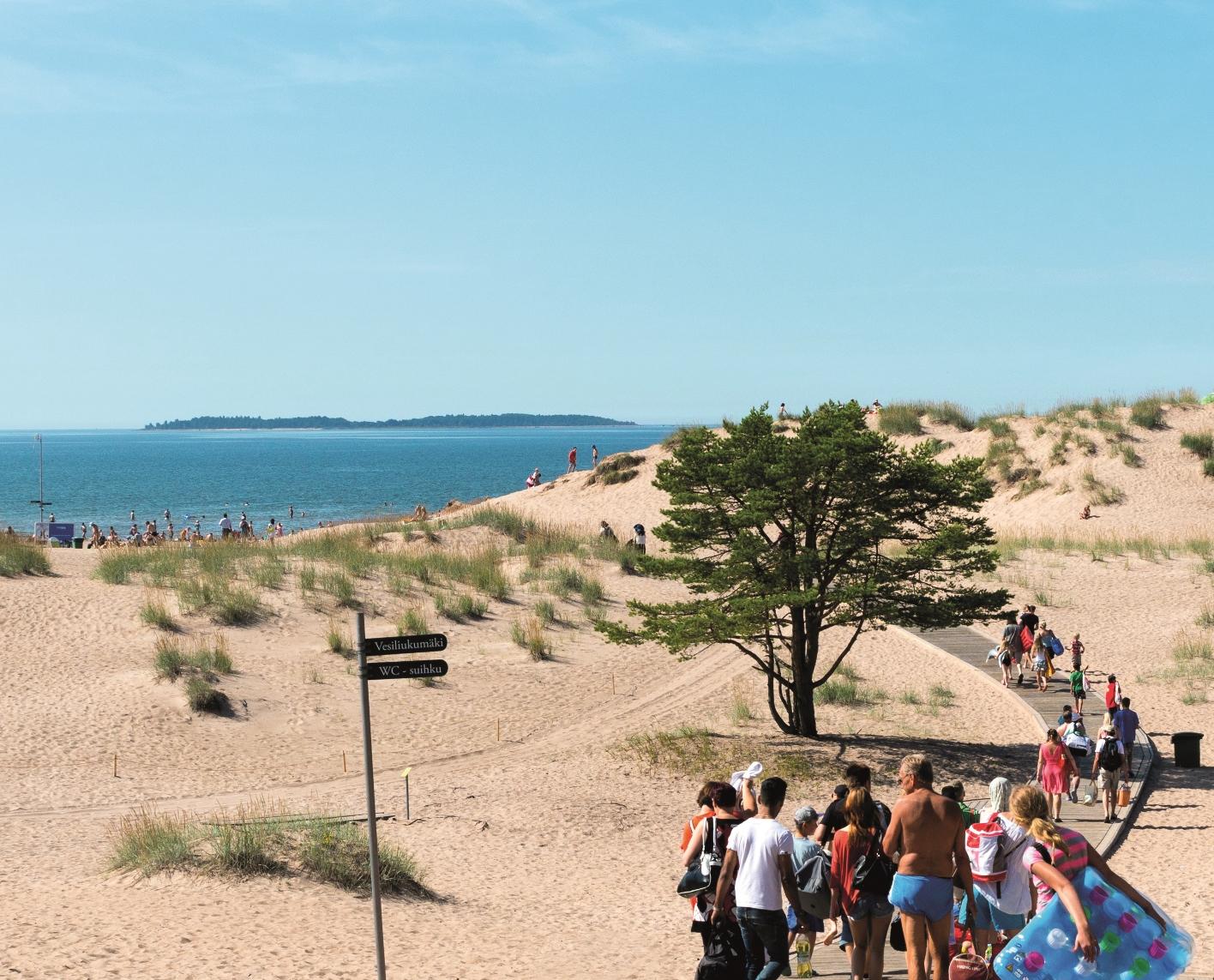 sanddyner och människor på den somriga sandstranden i Yyteri i Finland