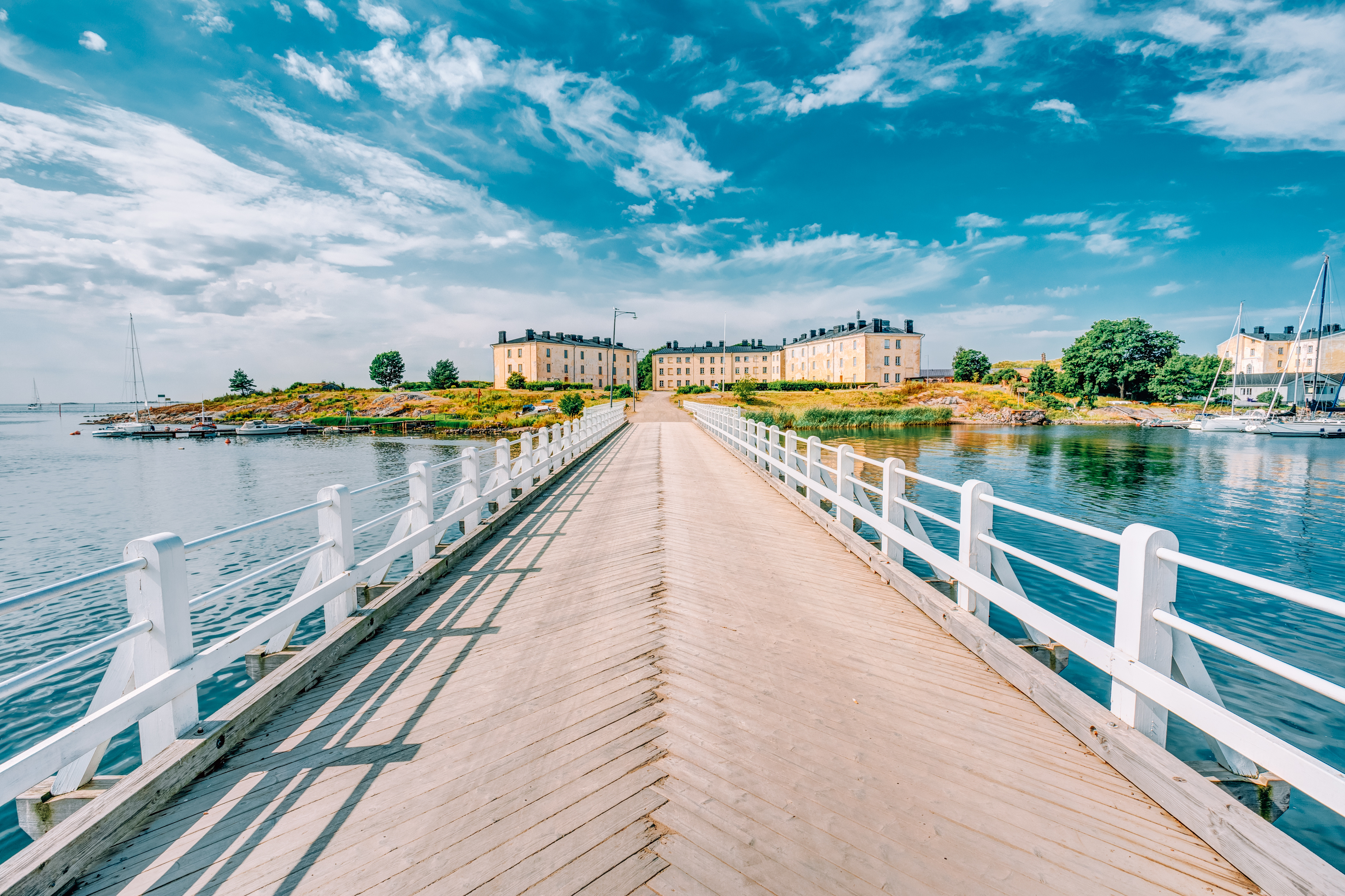 通往芬兰堡要塞岛的一座桥的全景照片
